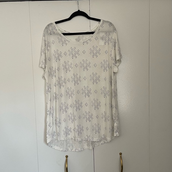 NWT gap factory luxe tshirt. White with deep, navy blue pattern. Super soft! XXL - Picture 4 of 16